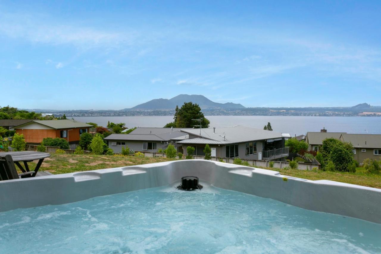 Acacia Bay Bach - Views, Spa & Serenity - Taupo Eksteriør billede