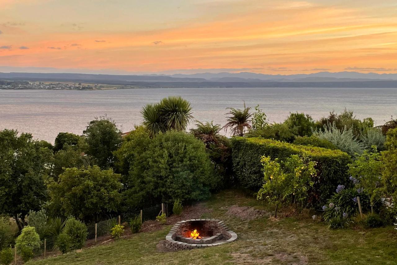 Acacia Bay Bach - Views, Spa & Serenity - Taupo Eksteriør billede